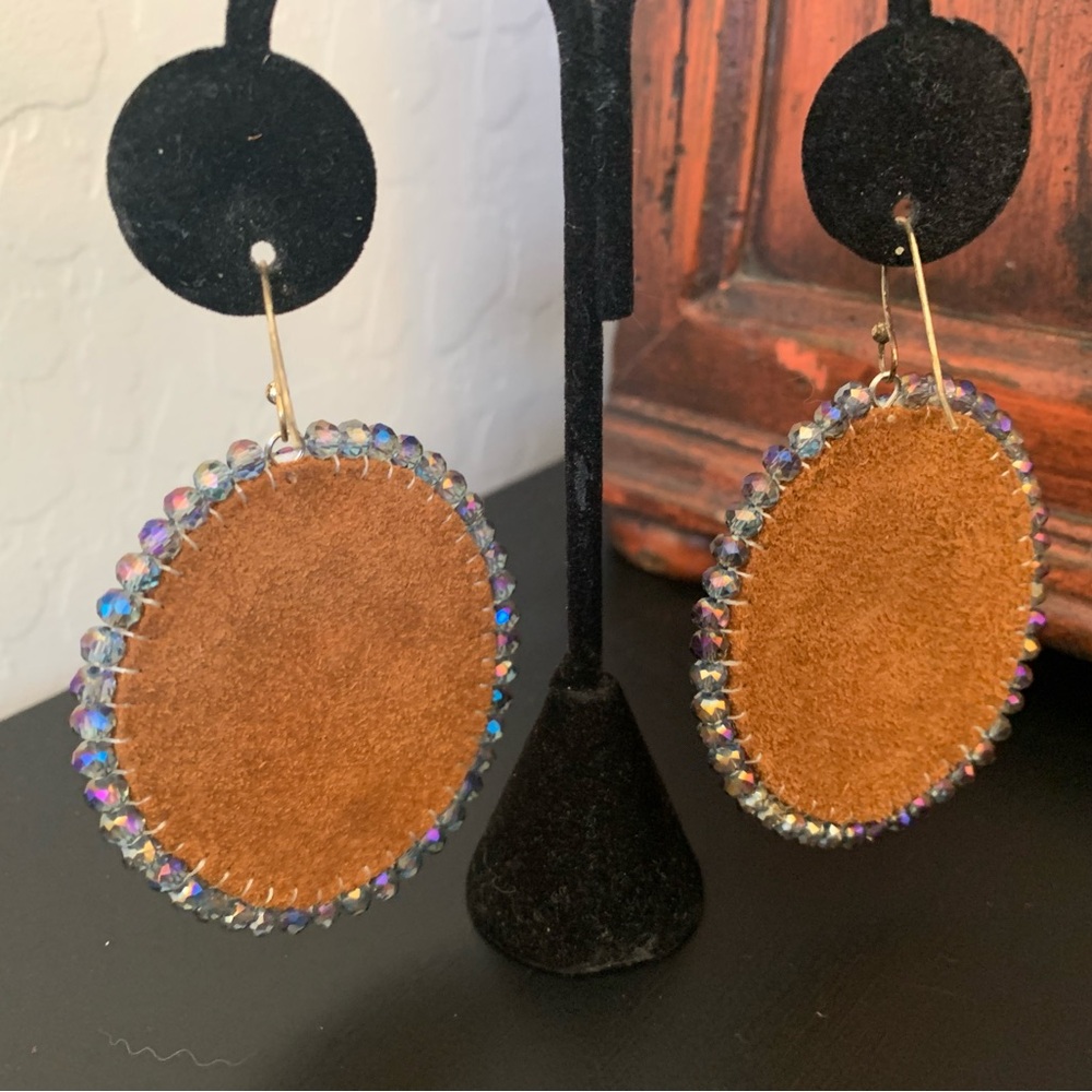 Elegant Black and Gold Beaded Earrings - Picture 3 of 3